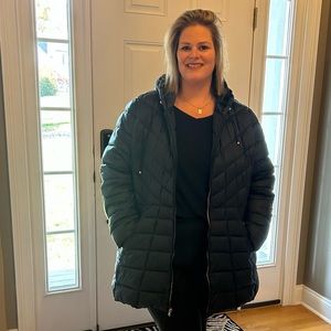 Lightweight black puffer jacket with gold zipper. 26/28